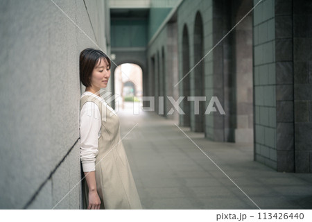 壁に寄りかかる女性 壁に寄りかかる女性 113426440