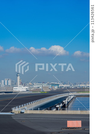 空港　飛行機　羽田空港　エンジン　午前　明るい　管制塔　ターミナル　D滑走路 113426561