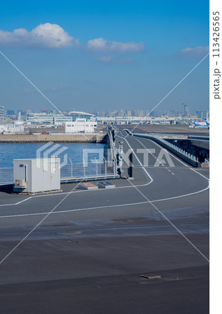空港　飛行機　羽田空港　エンジン　午前　明るい　管制塔　ターミナル　D滑走路 113426565