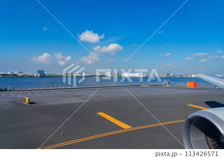 空港　飛行機　羽田空港　エンジン　午前　明るい　管制塔　ターミナル　D滑走路 113426571