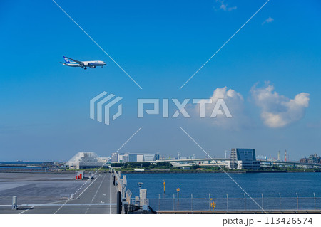 空港　飛行機　羽田空港　エンジン　午前　明るい　管制塔　ターミナル　D滑走路 113426574
