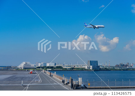 空港　飛行機　羽田空港　エンジン　午前　明るい　管制塔　ターミナル　D滑走路 113426575