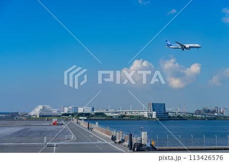 空港　飛行機　羽田空港　エンジン　午前　明るい　管制塔　ターミナル　D滑走路 113426576