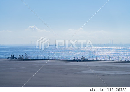 空港　飛行機　羽田空港　エンジン　午前　明るい　管制塔　ターミナル　D滑走路 113426582
