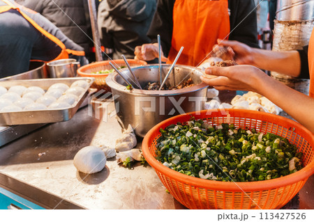 台湾　夜市　肉まん 113427526