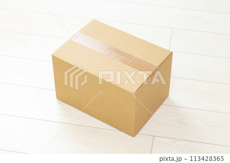 床に置かれた段ボール 床に置かれた段ボール 113428365