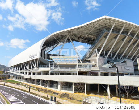 グリーンアリーナと繋がる歩道橋から見るエディオンピースウィング広島 113428699