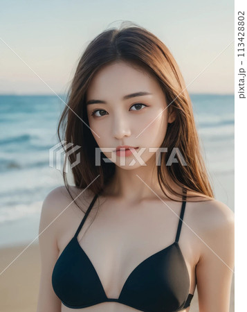 海で水着姿でキメ顔するロングヘアの女性 113428802