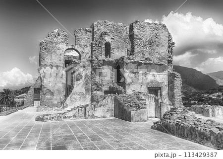 Ruins of an old castle in south of Italy 113429387