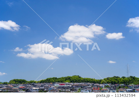 《郊外の風景》高台から見下ろす住宅地 《郊外の風景》高台から見下ろす住宅地 113432594