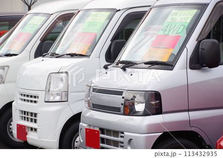 販売店に並ぶ中古車　軽バン 113432935