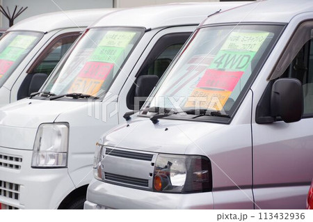 販売店に並ぶ中古車 軽バンの価格表示 販売店に並ぶ中古車 軽バンの価格表示 113432936