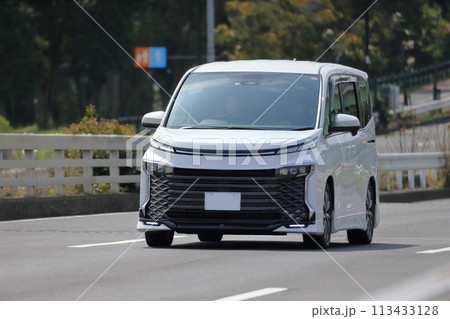 走行中のミニバン　イメージ 113433128