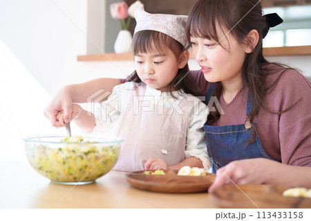 ごはんの準備をする女の子とお母さん 113433158