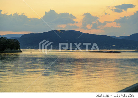 瀬戸内の夕景色 夕焼けの瀬戸を行くフェリー 瀬戸内の夕景色 夕焼けの瀬戸を行くフェリー 113433259