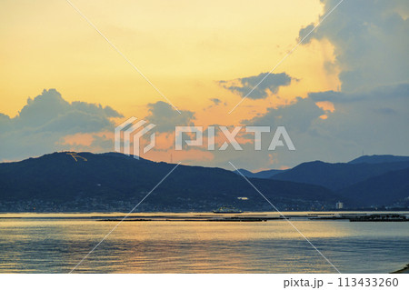 瀬戸内の夕景色　牡蠣筏並ぶ海 113433260