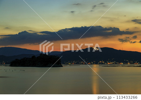 夕焼け瀬戸内に灯る送り火の万葉火 113433266