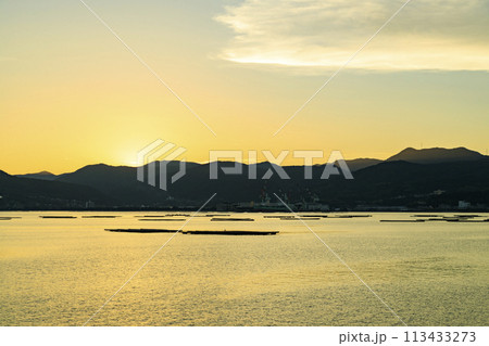 牡蠣筏並ぶ瀬戸内の夕焼け 牡蠣筏並ぶ瀬戸内の夕焼け 113433273