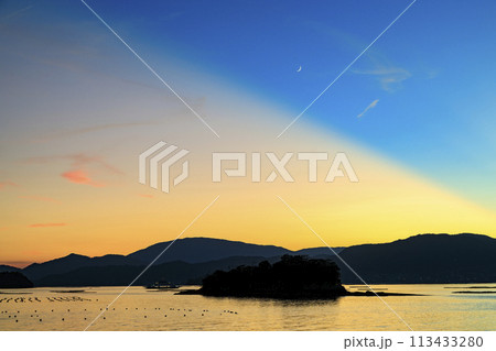 夕焼けの瀬戸内の空の三日月 113433280