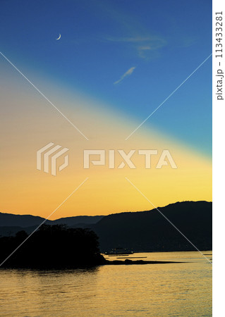 夕焼けの瀬戸内の空の三日月 113433281