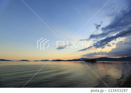 瀬戸内の夕景色夕焼け雲と海面の映り込み 瀬戸内の夕景色夕焼け雲と海面の映り込み 113433297