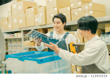 バックヤードで軽作業をする若い男性 バックヤードで軽作業をする若い男性 113433314