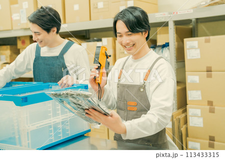 バックヤードで軽作業をする若い男性 バックヤードで軽作業をする若い男性 113433315