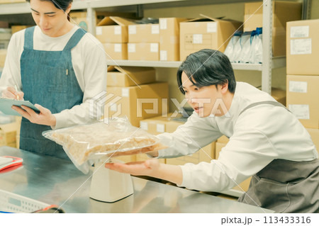 バックヤードで軽作業をする若い男性 113433316