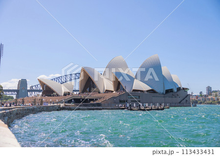 快晴のシドニー。オペラハウスとハーバーブリッジ 113433431