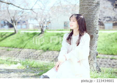 桜の下で座る女性 桜の下で座る女性 113434601