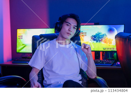 ゲームを楽しむ男性 113434804