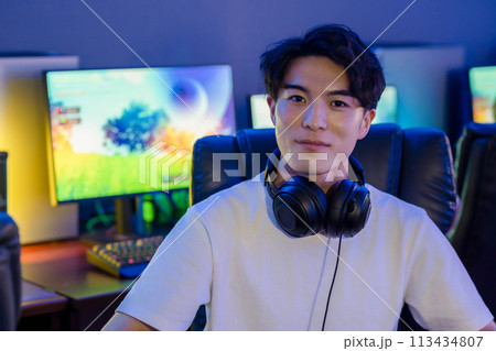 ゲームを楽しむ男性 ゲームを楽しむ男性 113434807