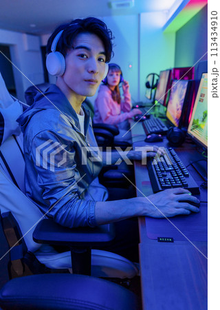 ゲームを楽しむカップル 113434910