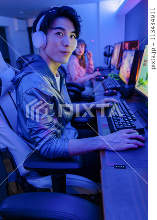 ゲームを楽しむカップル 113434911