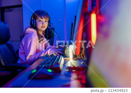 ゲームを楽しむ女性 113434923