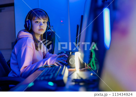 ゲームを楽しむ女性 113434924