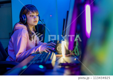 ゲームを楽しむ女性 113434925
