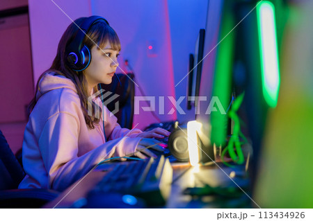 ゲームを楽しむ女性 ゲームを楽しむ女性 113434926