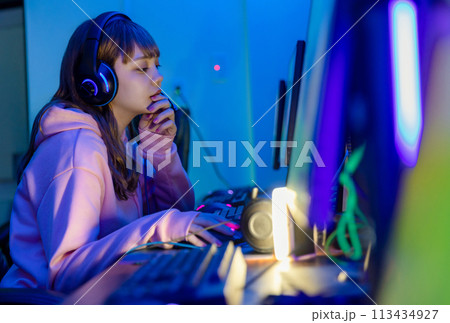 ゲームを楽しむ女性 113434927