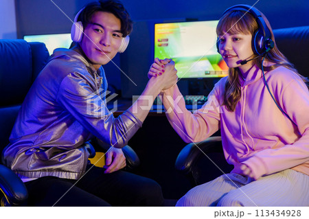 ゲームを楽しむカップル 113434928