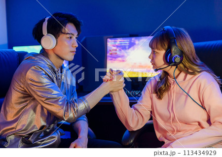 ゲームを楽しむカップル ゲームを楽しむカップル 113434929