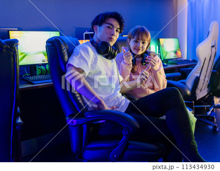 ゲームを楽しむカップル ゲームを楽しむカップル 113434930