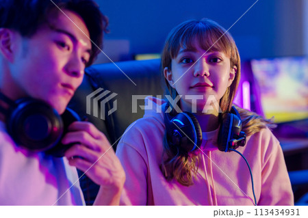 ゲームを楽しむカップル ゲームを楽しむカップル 113434931