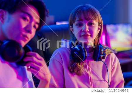ゲームを楽しむカップル 113434942