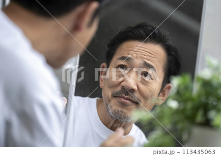 鏡を見る50代の男性　スキンケア　イメージ 113435063