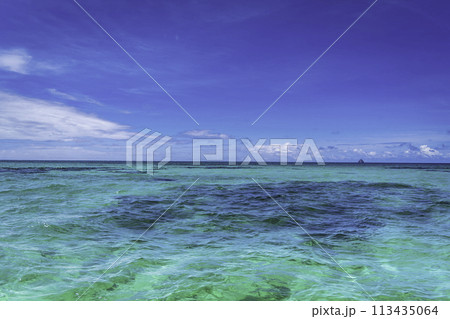 久米島の青い海 113435064