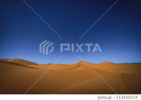モロッコ南部ムハミド・エル・ギズランのサハラ砂漠 モロッコ南部ムハミド・エル・ギズランのサハラ砂漠 113435214