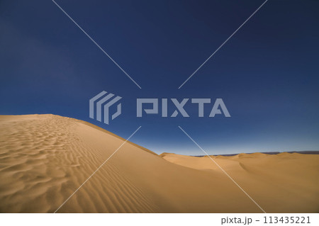 モロッコ南部ムハミド・エル・ギズランのサハラ砂漠 モロッコ南部ムハミド・エル・ギズランのサハラ砂漠 113435221