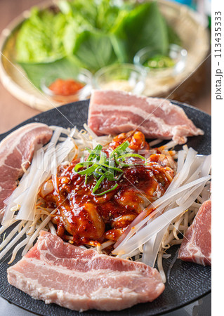 美味しそうな韓国料理 豚肉 113435333