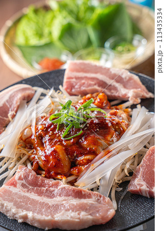 美味しそうな韓国料理 豚肉 113435334